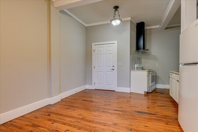 Building Photo - 828 Broad St