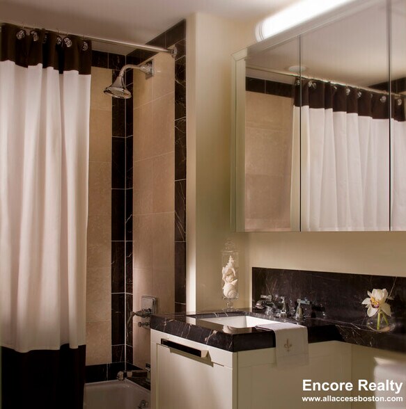 Building Photo - 135 Clarendon St