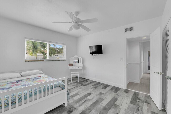 Building Photo - 530 NE 17th St