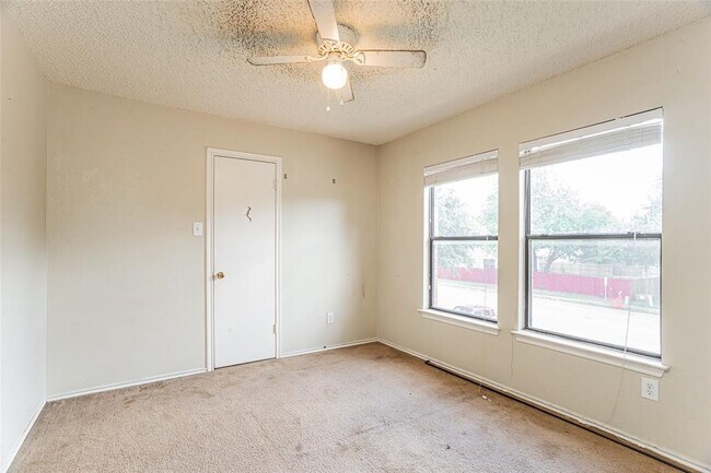 Building Photo - 813 Kettering Dr