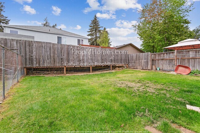 Building Photo - Charming Three Bedroom Home in Hazelwood!