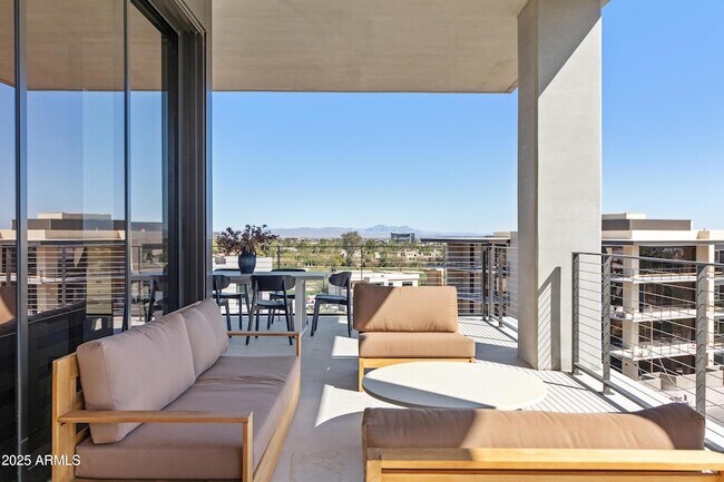 Building Photo - 5000 N Camelback Rdg Dr