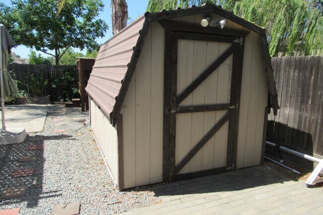 Building Photo - Beautiful 4 Bed/3 Bath Tracy Home with Pool and Fresh Paint