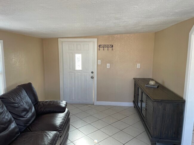 Building Photo - Pine Channel Home
