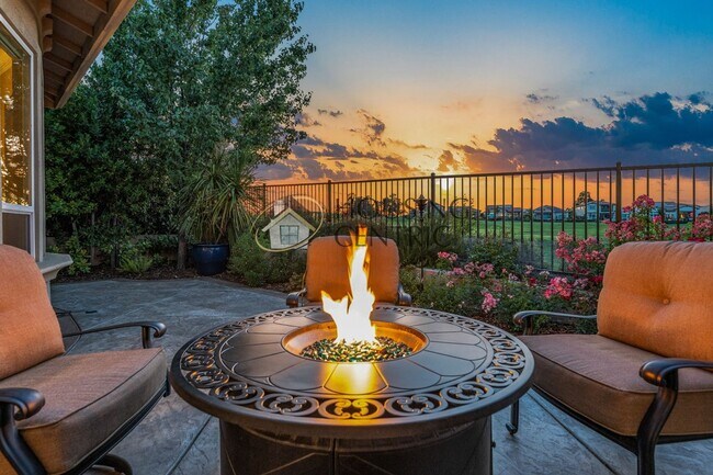 Building Photo - Executive Gated Serrano Golf-Course Home with Views of the 16th Hole!