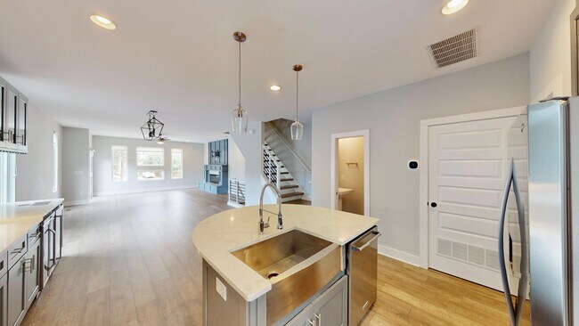 Building Photo - 208 Walnut Ave