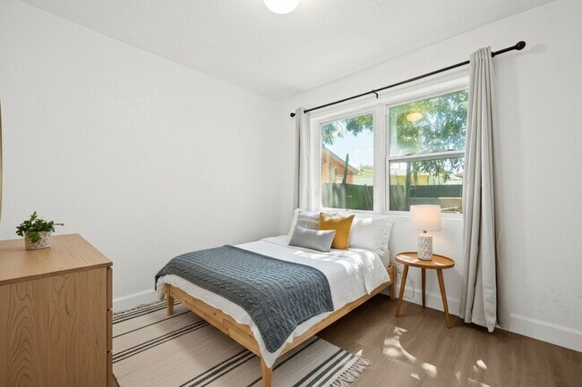 Building Photo - Charming 3-Bedroom Home in Miami - Comfortable Living in a Prime Location