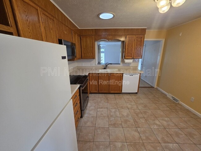 Building Photo - 15 Ginell Cir