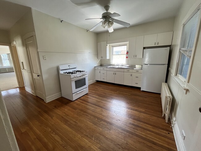 Building Photo - 1127 Lathrop Ave