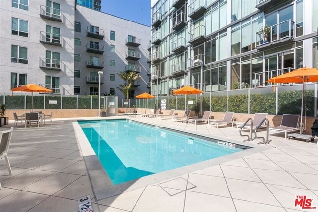 Building Photo - 645 W 9th St