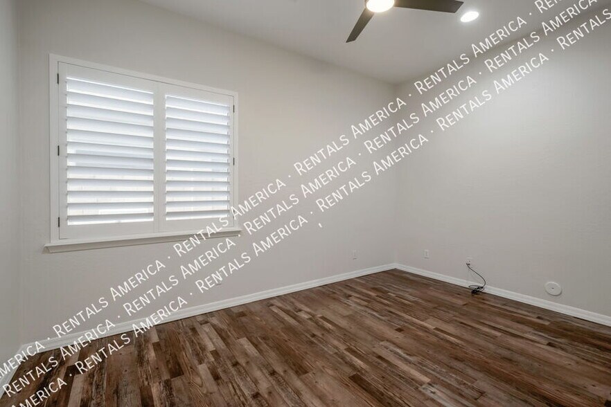 Building Photo - 374 W Azalea Dr