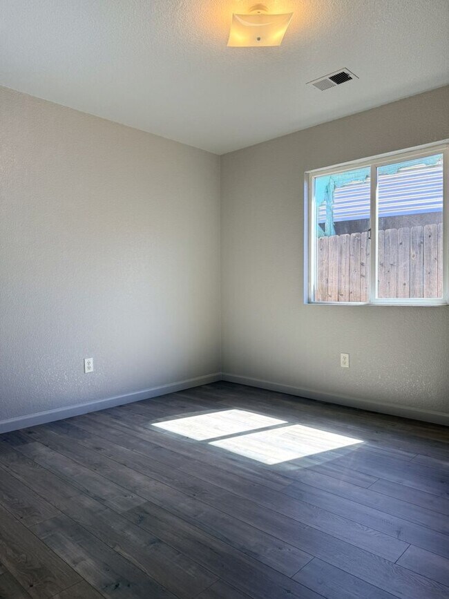 Building Photo - 4/2 with open floor plan Available NOW!!