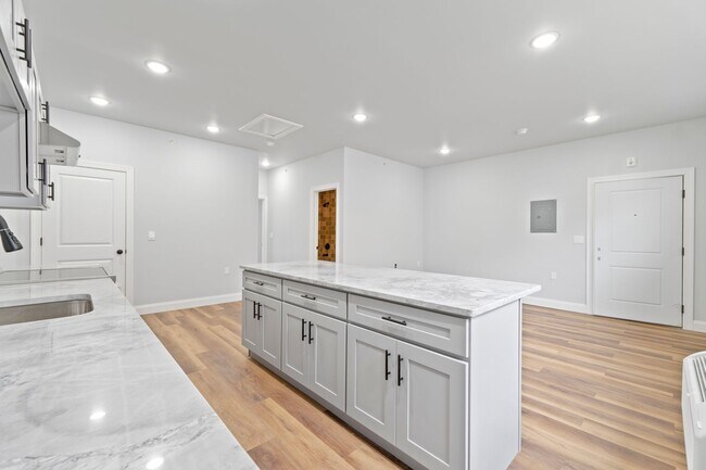 Building Photo - Renovated 1 bedroom, 1 bathroom