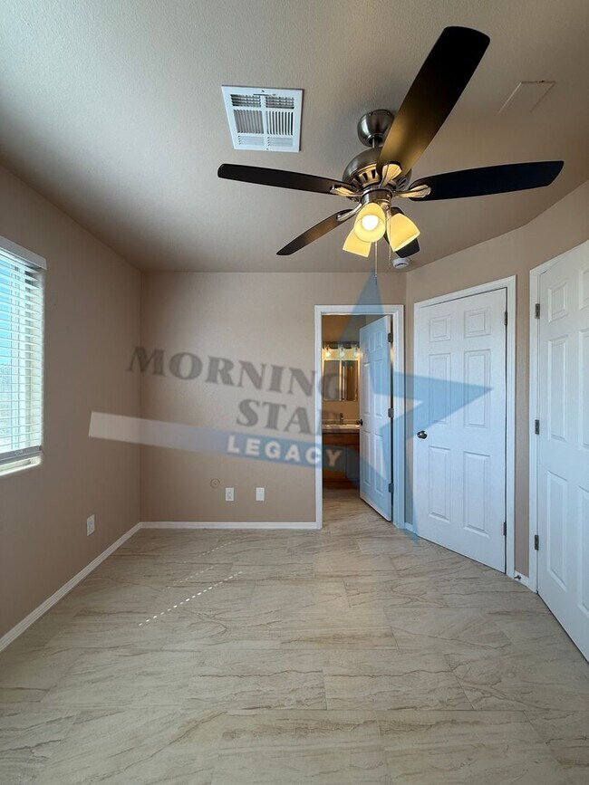 Building Photo - Like NEW! Location & Quality!