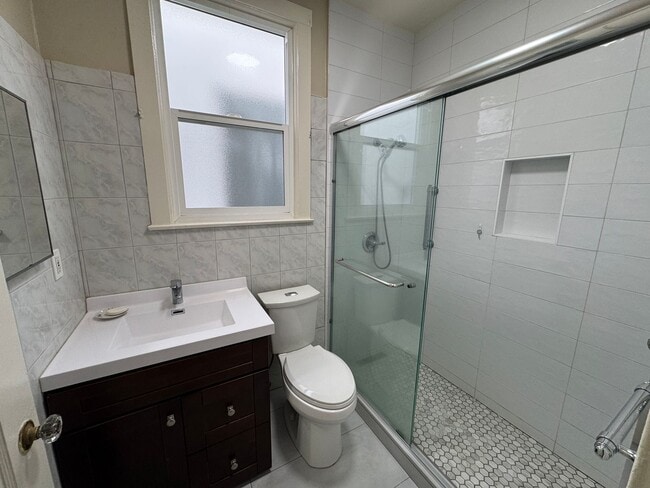 Building Photo - Charming Parkside Upper Flat w/ Garage Parking