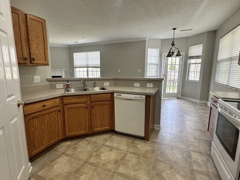 Building Photo - 8017 Hill-N-Dale Dr