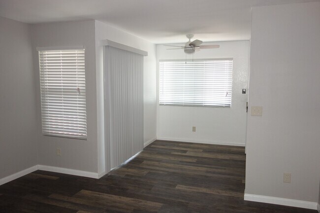 Building Photo - Renovated Large 2 Bedroom/1 Bathroom Top F...