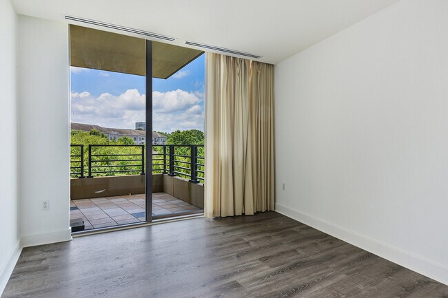 Building Photo - 700 Park Regency Pl NE