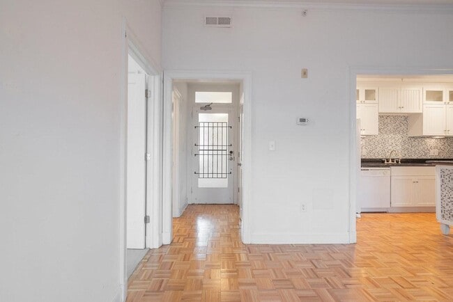 Building Photo - 212 E Clay St