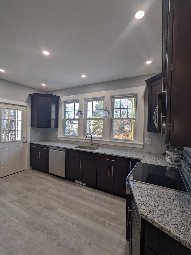 Building Photo - 171 Lincoln St