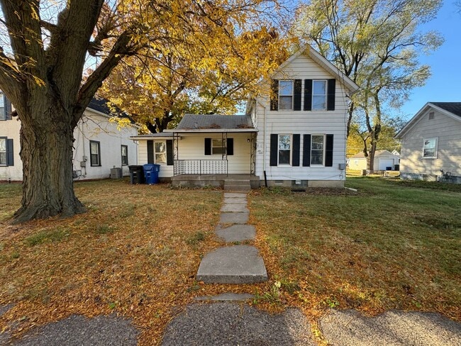 Building Photo - Updated 3BR Home with Large Yard & Long Driveway – Moline