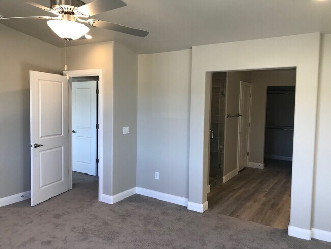 Building Photo - Spacious 4 bed 2.5 bath Townhome in Hurricane Heights