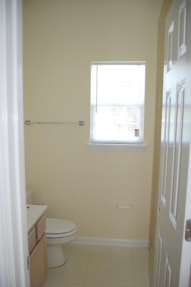 Building Photo - Student Friendly Huge 4 BR house, 5 minute...