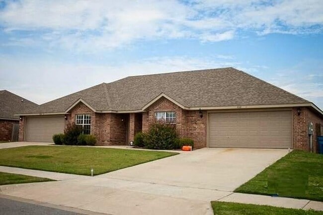Primary Photo - 1002 SW Quartz Rd