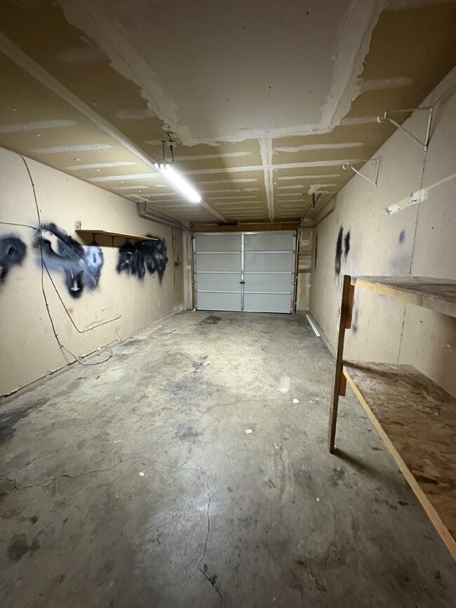 Building Photo - 2 bedroom duplex with garage - Bennett