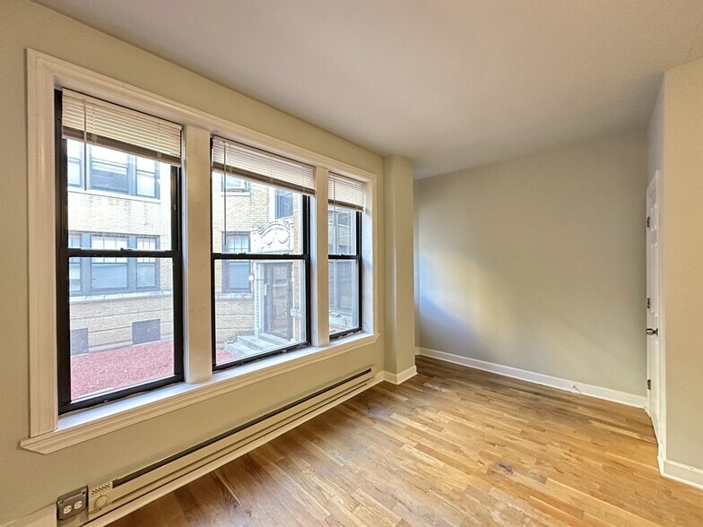 Building Photo - 731 W Barry Ave