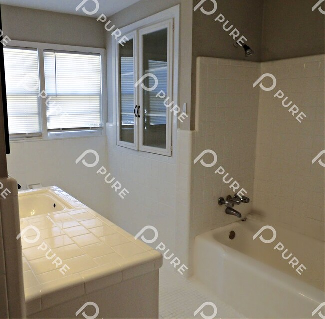 Building Photo - 1003 Heard Ct SE