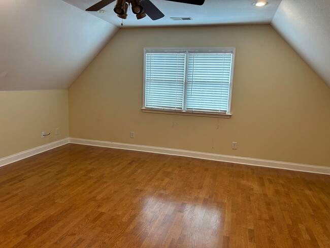 Building Photo - 3 or 4 Bedroom / 2 Bath Home   Kingsport TN