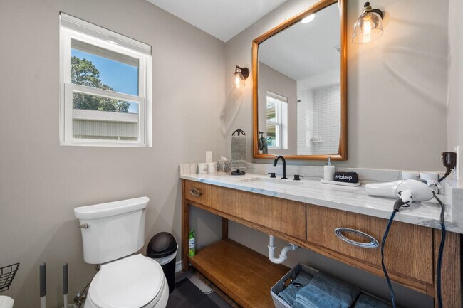 Building Photo - 1012 Chestnut Dr