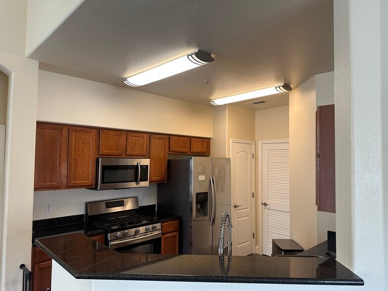 Building Photo - 5350 Dunlay Dr
