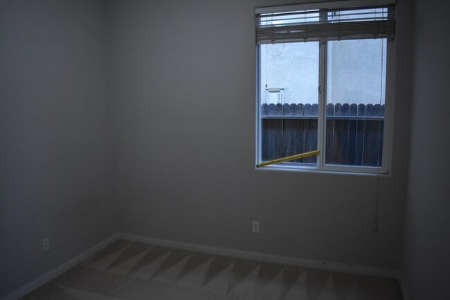 Building Photo - 570 Barclay Way