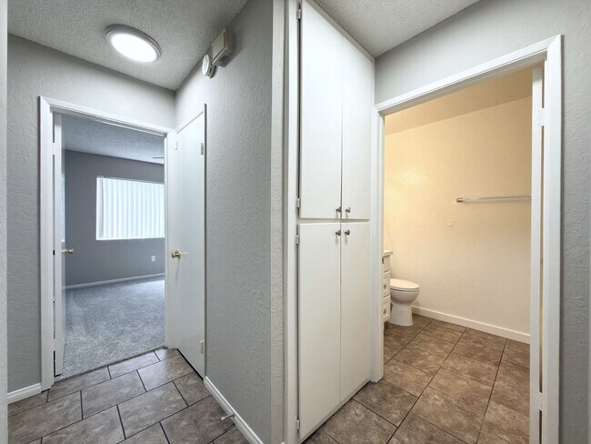 Building Photo - Spacious 2 Bedroom Corner Unit