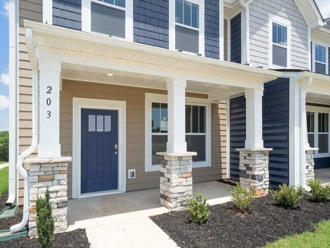 Building Photo - 4 Bedroom Townhome in Spartanburg