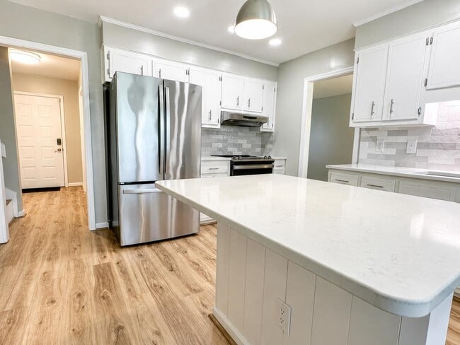 Building Photo - 247 Brookside Ct