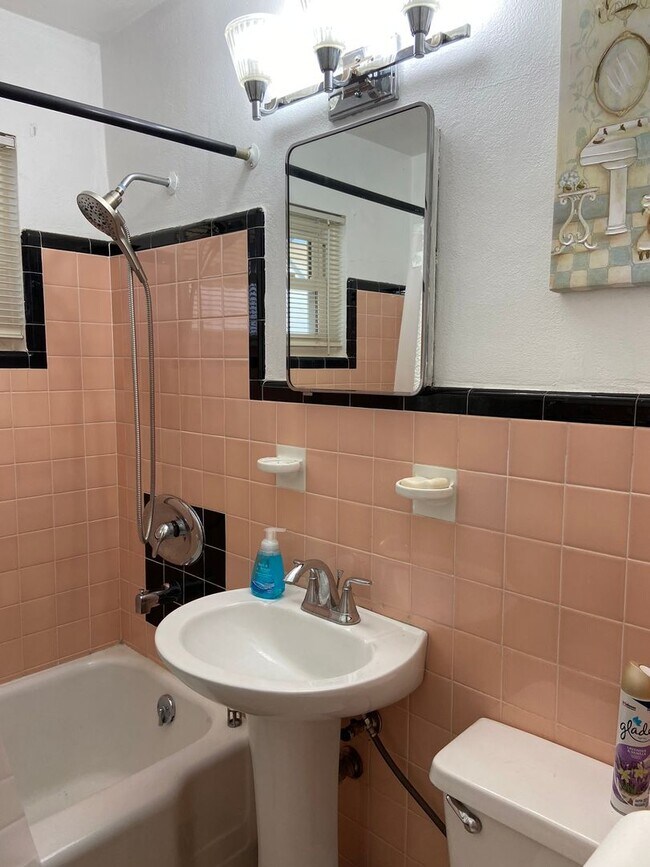 Building Photo - 2/2 single family house with big yard near...