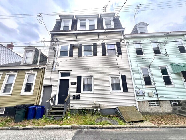 Primary Photo - 1141 Brabec St