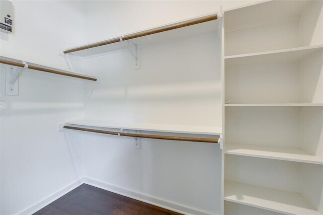 Building Photo - 207 W Johanna St