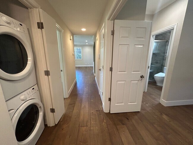 Building Photo - Beautiful 2 Bed, 2 Bath Single Story Condo...