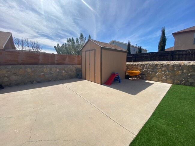 Building Photo - East El Paso 3 bed Refrig A/C next to Park!
