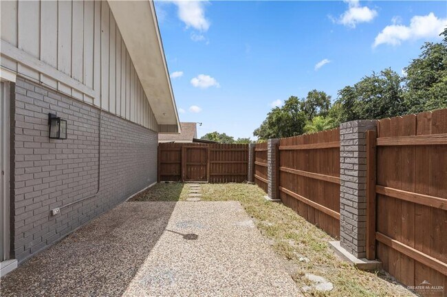 Building Photo - 12 Wisteria Ave