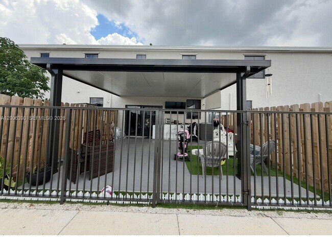 Building Photo - 441 NE 13th St