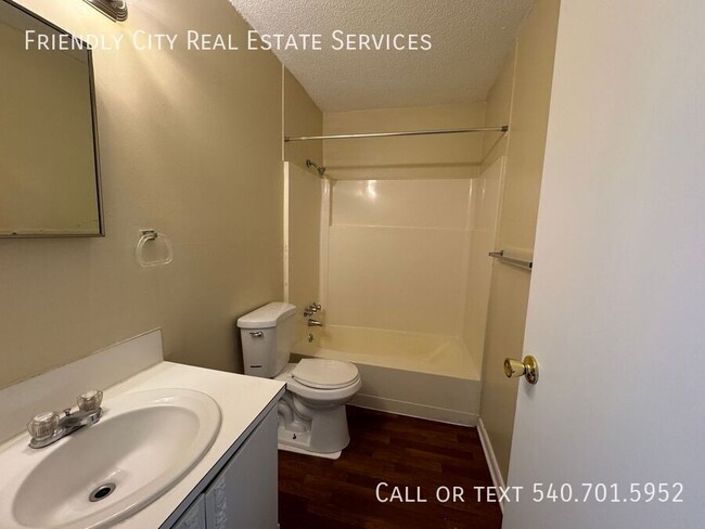 Building Photo - Recently updated 2 bedroom, 1.5  bath town...