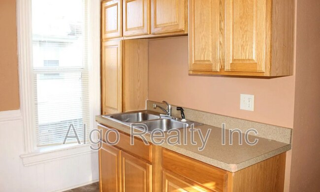 Building Photo - 861 Marion St