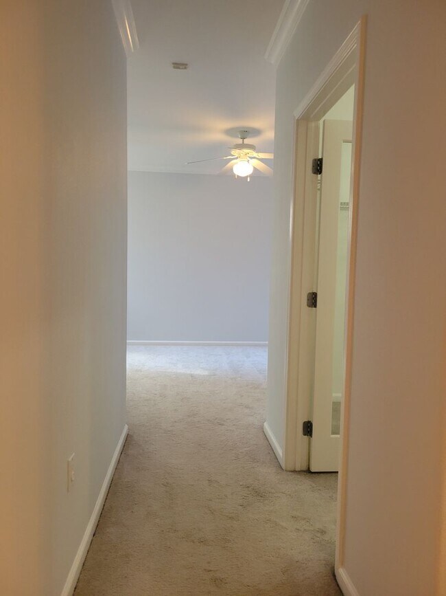 Building Photo - High End Condo on Top floor: High Ceilings...