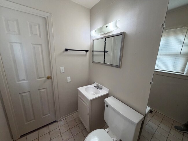 Building Photo - 1612 Crestview-