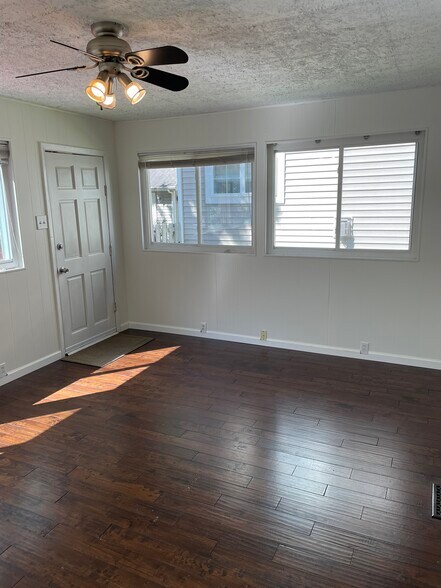 Building Photo - 622 N Forest Ave